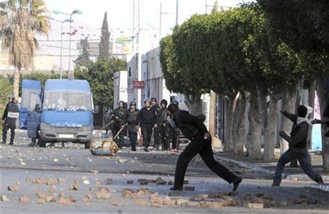 Βίαιες συγκρούσεις μεταξύ νεαρών στην Τυνησία